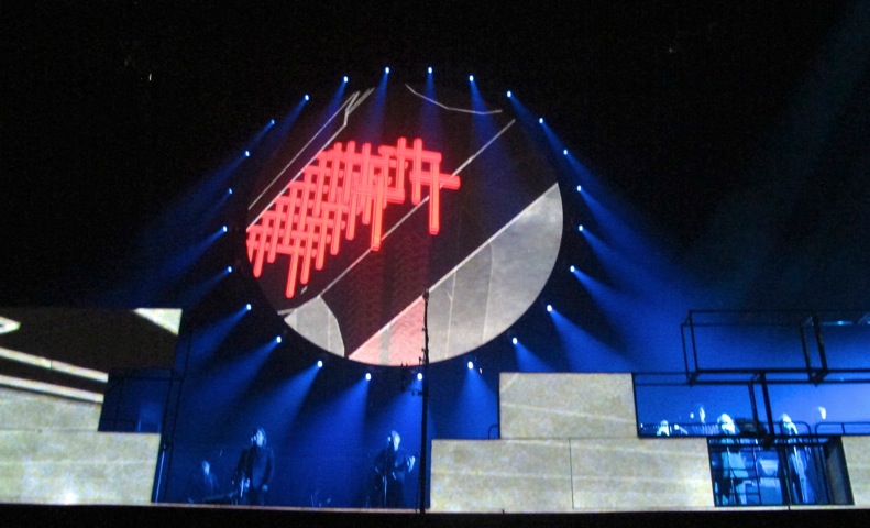 15 Roger Waters The Wall Sydney 2012-02-14.jpg